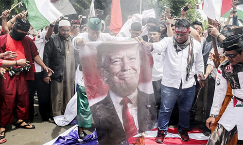 queman el retrato de Trump en Indonesia Indonesia denuncia injerencia estadounidense en sus contratos con Rusia